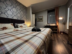 2 Schlafzimmer, Schreibtisch, Bügeleisen/Bügelbrett, Reisekinderbett