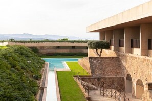Una piscina al aire libre de temporada
