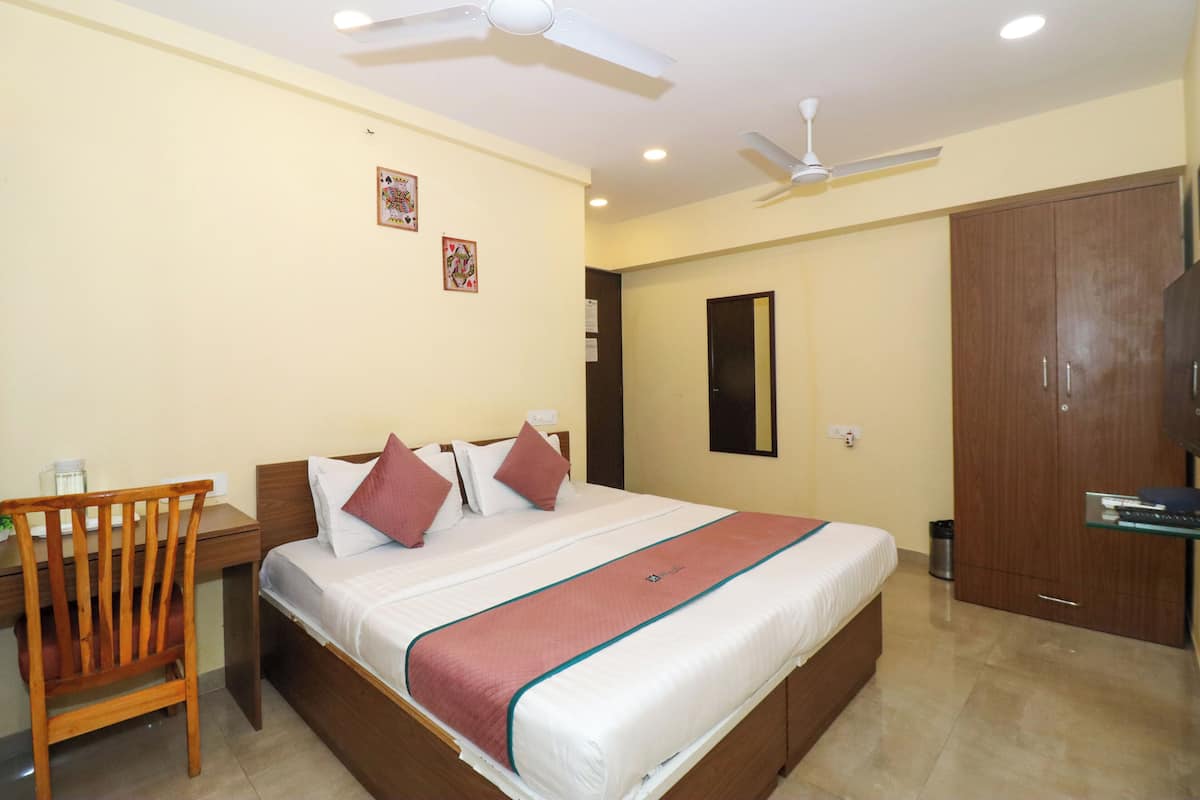 Laptop workspace, soundproofing, free WiFi, bed sheets