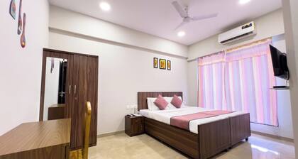 Pinaki Comfort Stay, Vile Parle - Near Airport