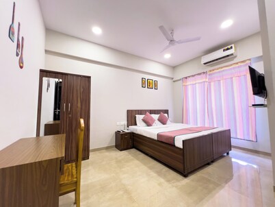 Pinaki Comfort Stay, Vile Parle - Near Airport