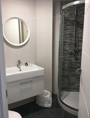 Standard Double Room, Balcony | Bathroom | Shower, towels, soap, shampoo - Hostal Barco da Vella (Muxía)