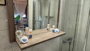 Standard Room, Garden View | Bathroom | Shower, towels, soap, shampoo
