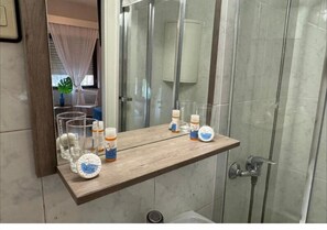Camera Standard, vista giardino | Bagno | Doccia, asciugamani, sapone, shampoo
