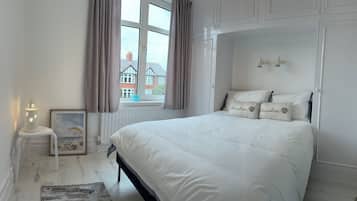 4 bedrooms, desk, iron/ironing board, travel cot