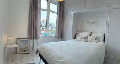 Bella's Beach House - less than 100m from the seafront in Whitley Bay!
