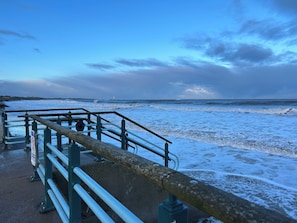 På stranden
