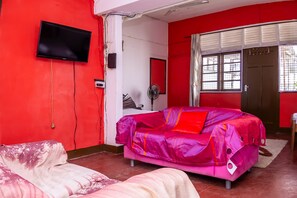 Comfort Quadruple Room, Balcony, City View | Egyptian cotton sheets, premium bedding, individually decorated - ZURI BACKPCKERS (Mombasa)