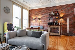 Smart TV - Gateway Inn: Harmony Loft 2BRM (Stratford)