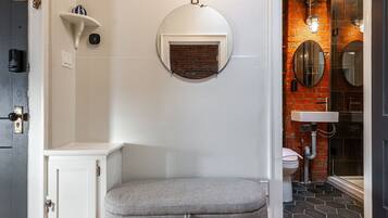 Secador de cabelo, toalhas de banho