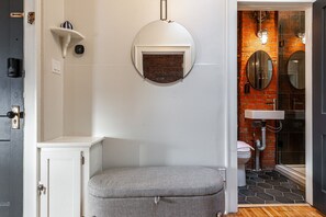 Secador de cabelo, toalhas de banho