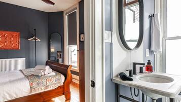 2 quartos, escrivaninha, ferros/tábuas de passar roupa