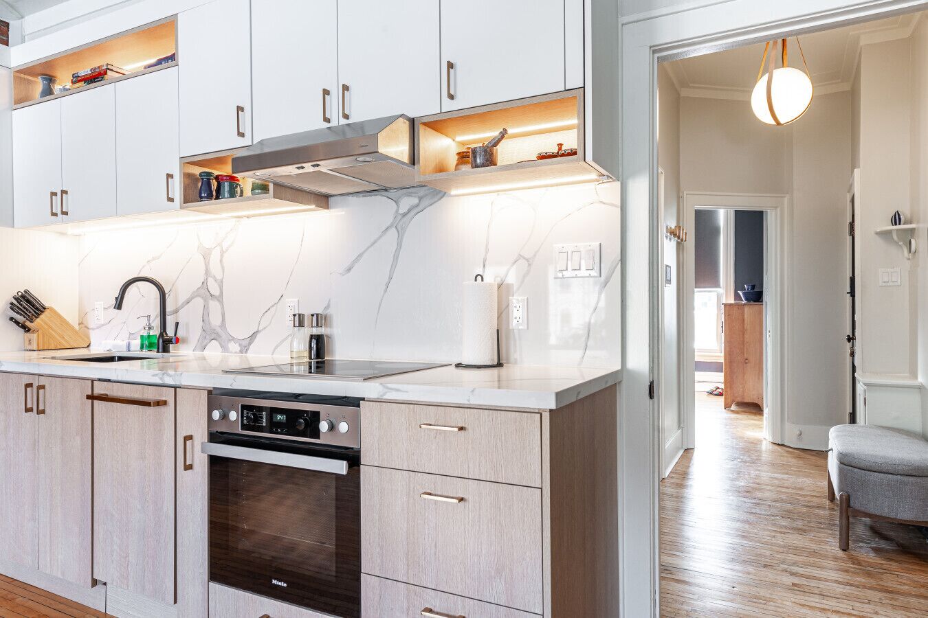 Jääkaappi, mikroaaltouuni, uuni, liesi