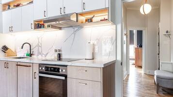 Jääkaappi, mikroaaltouuni, uuni, liesi