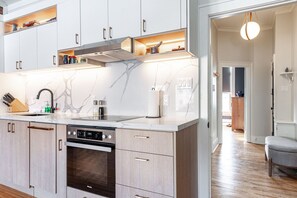 Fridge, microwave, oven, stovetop - Gateway Inn: Harmony Loft 2BRM (Stratford)