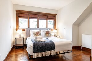 8 bedrooms, desk, iron/ironing board, travel cot