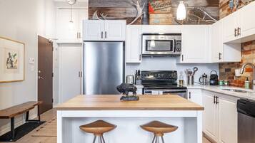 冷蔵庫、電子レンジ、オーブン、コンロ