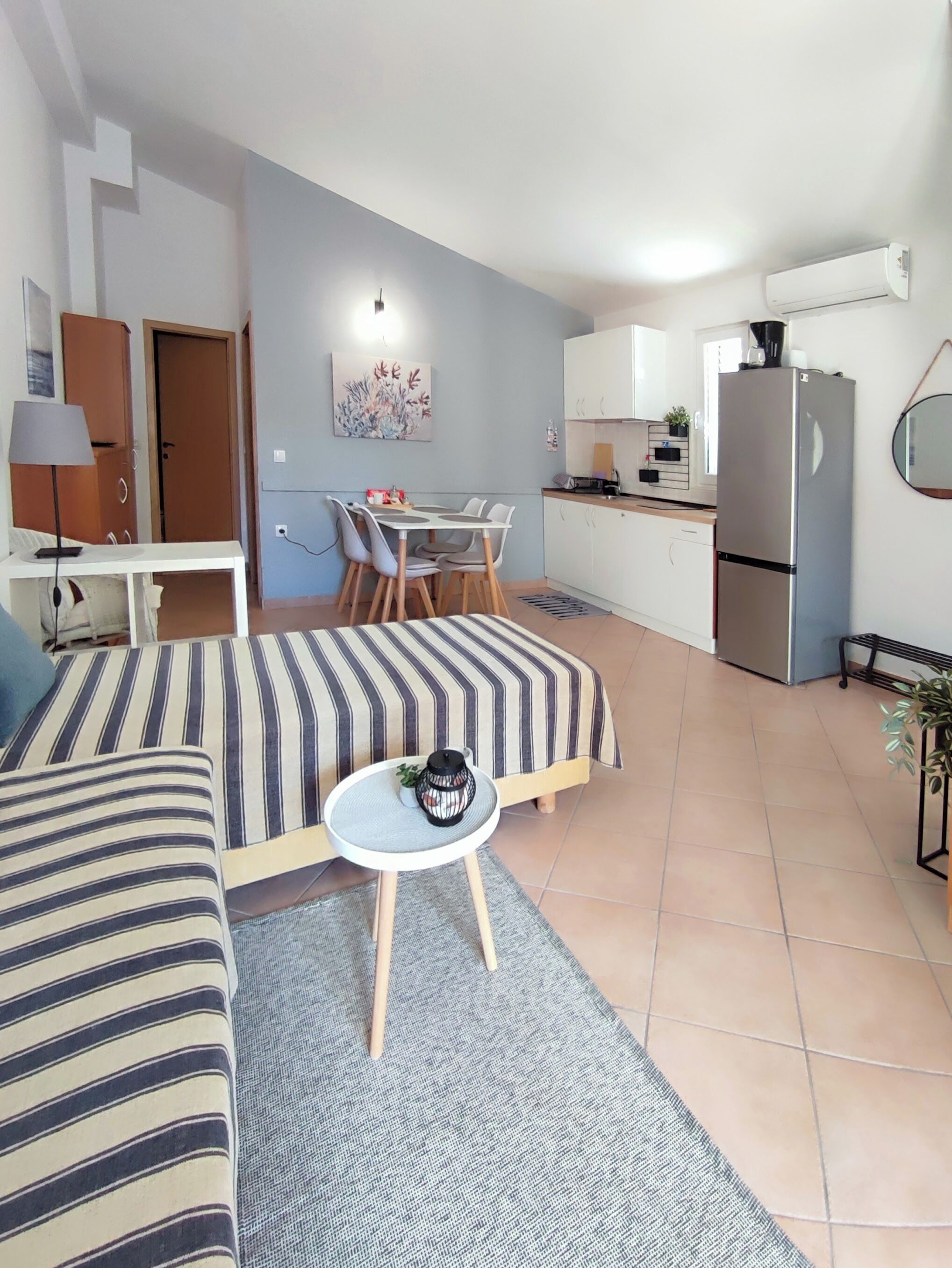 Un apartamento moderno con sala de estar, comedor y cocina.