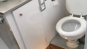 Secadora de cabello, toallas, papel de baño