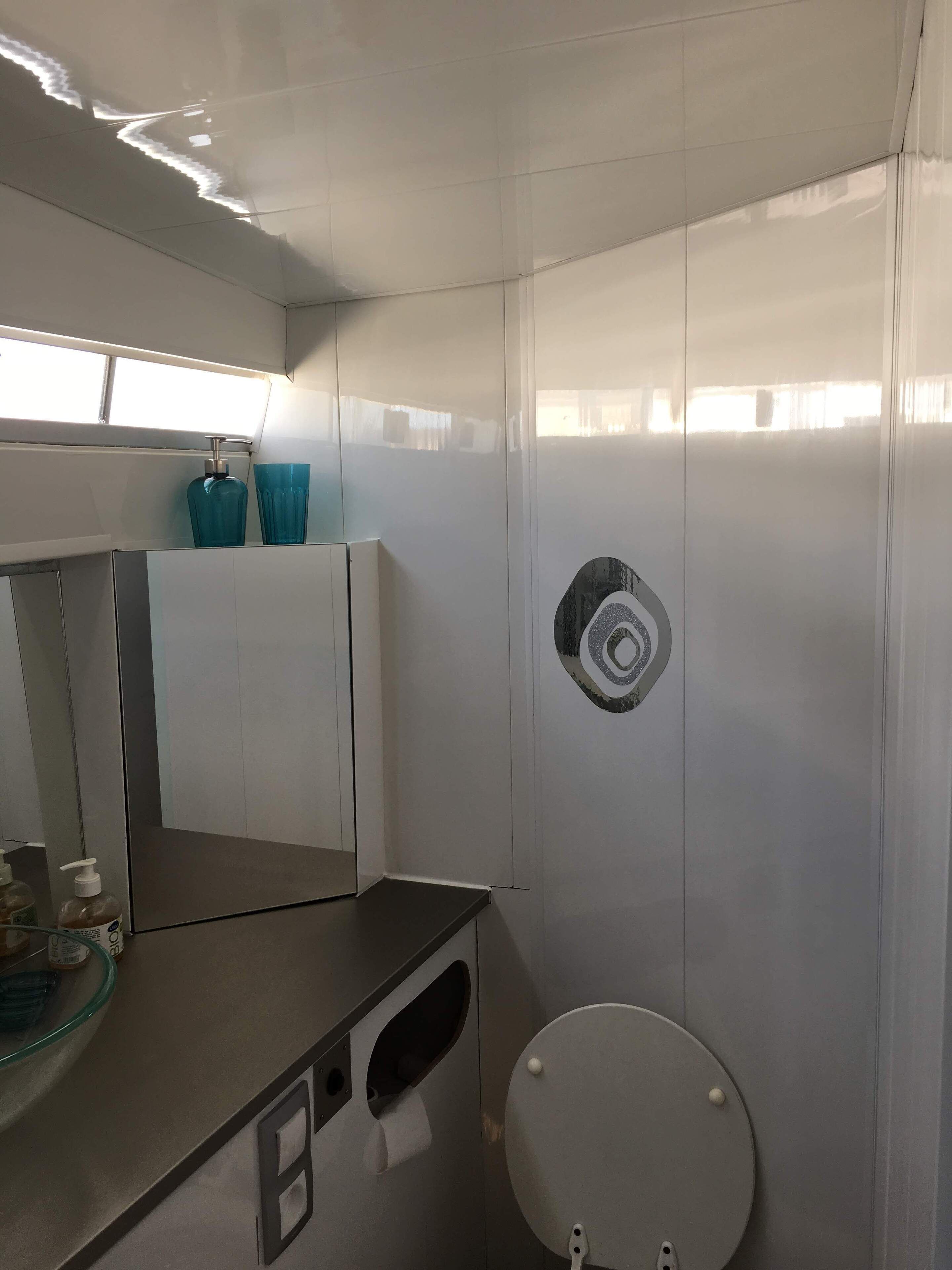 Haartrockner, Handtücher, Toilettenpapier