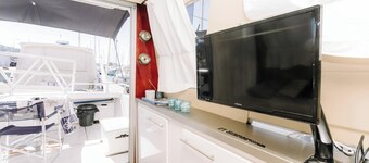 UNUSUAL ACCOMMODATION IN SETE - DOCKED BOAT