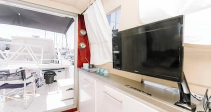 UNUSUAL ACCOMMODATION IN SETE - DOCKED BOAT