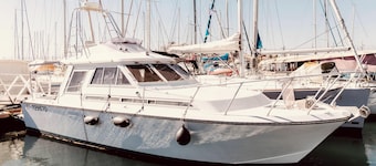 UNUSUAL ACCOMMODATION IN SETE - DOCKED BOAT