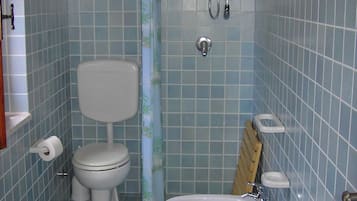 Douche, sĂšche-cheveux, bidet, serviettes fournies