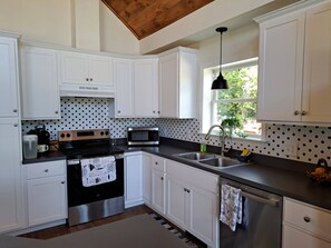 ثلاجة، ميكروويف، فرن، موقد طهي مسطح