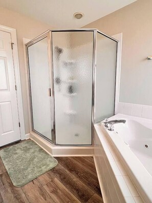Douche, baignoire Ă jets, serviettes fournies