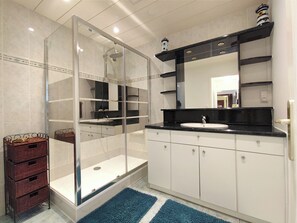 Dusche, Haartrockner, Handtücher, Toilettenpapier