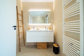 Dusche, Haartrockner, Handtücher, Seife