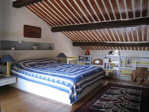 3 habitaciones, tabla de planchar con plancha, cuna de viaje y wifi