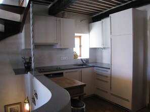 Kühlschrank, Ofen, Herdplatte, Wasserkocher mit Kaffee-/Teezubehör