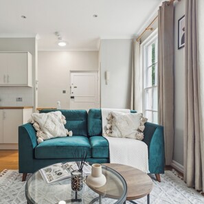 2 kamar tidur dan setrika/meja setrika