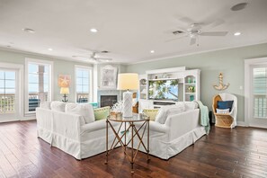 Smart TV, chimenea, reproductor de DVD, libros