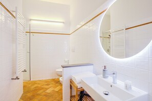 Dusche, Haartrockner, Bidet, Handtücher