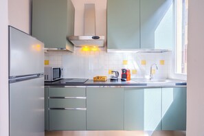 Réfrigérateur, micro-ondes, plaque de cuisson, lave-vaisselle