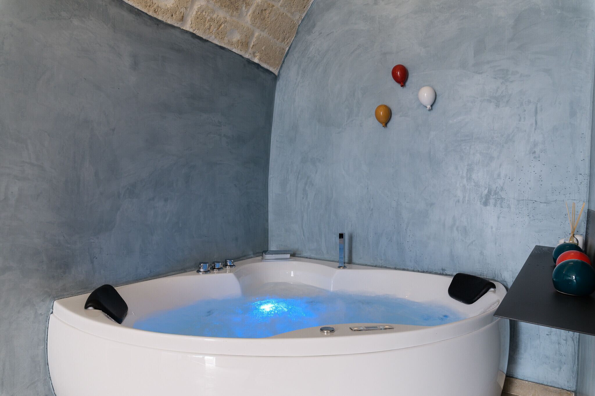 Chuveiro, secador de cabelo, toalhas de banho, sabonete