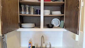 Kühlschrank, Ofen, Herdplatte, Wasserkocher mit Kaffee-/Teezubehör