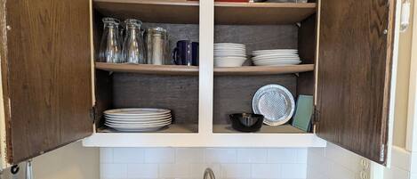 Frigorífico, horno, placa de cocina y cafetera o tetera