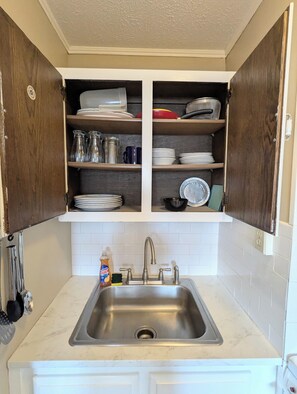 Fridge, oven, stovetop, coffee/tea maker