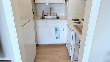 Réfrigérateur, four, plaque de cuisson, cafetière/bouilloire