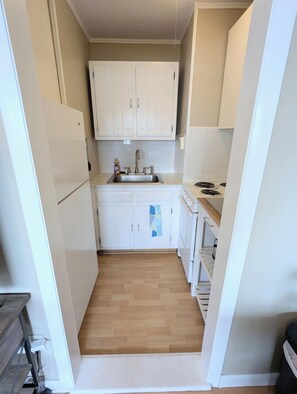 Refrigerador, horno, placa de cocina, cafetera/tetera