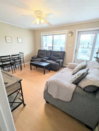 7 Mile beach is across the street.  Sleeps 3. Pets
