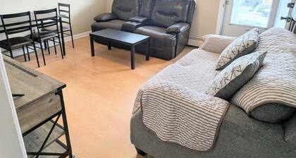 7 Mile beach is across the street. Sleeps 3. Pets