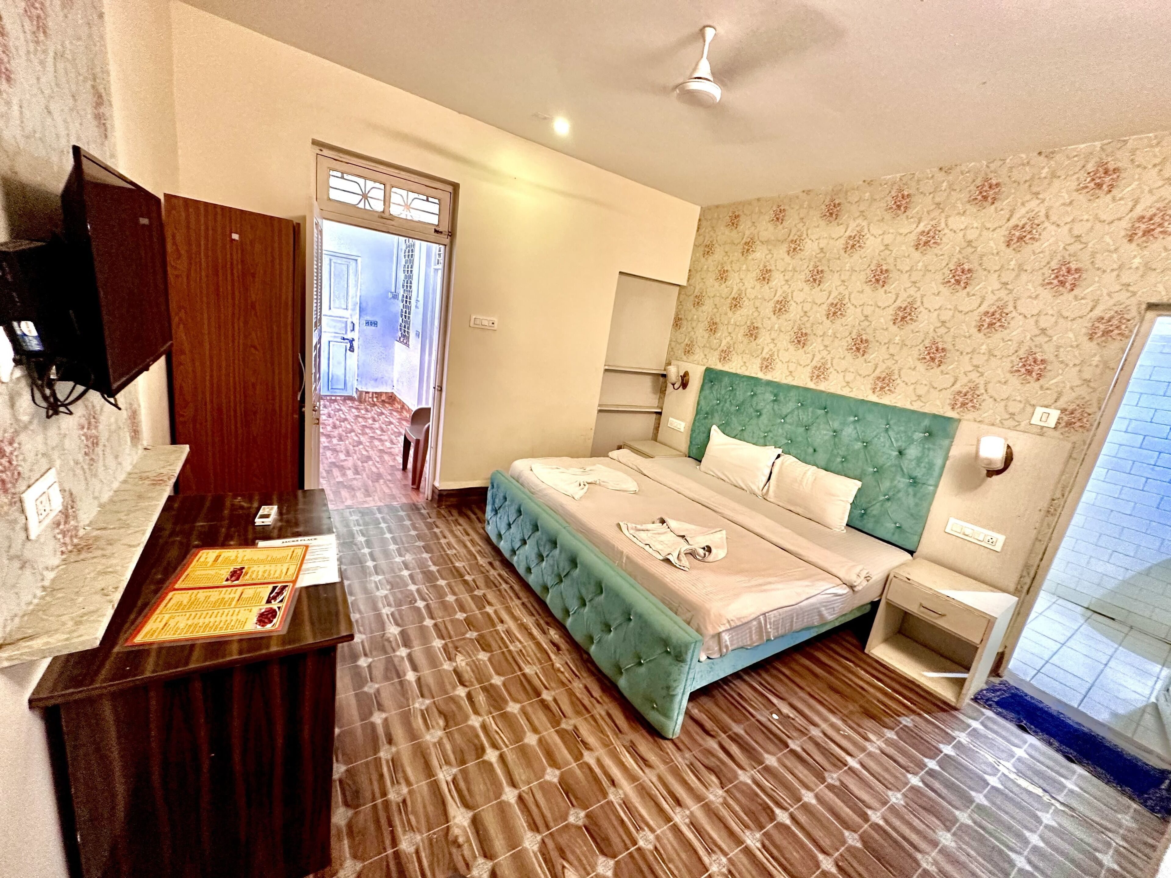 Chambre Double Standard, balcon | Draps en coton égyptien, literie de qualité supérieure, bureau