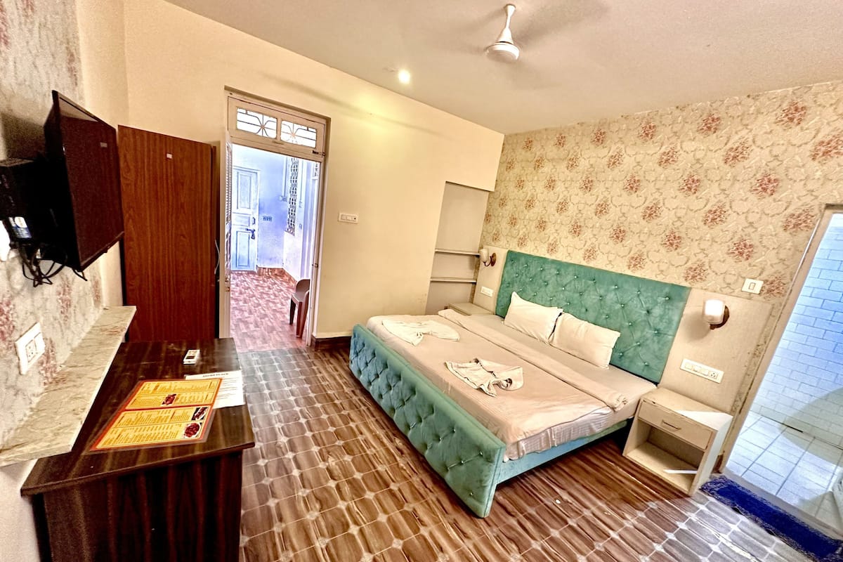 Chambre Double Standard, balcon | Draps en coton égyptien, literie de qualité supérieure, bureau