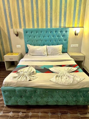 Standard Double Room, Balcony | Cadar kapas Mesir, peralatan tempat tidur premium, meja, kalis bunyi 