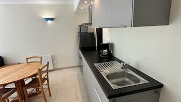 Een koelkast, een microgolfoven, een oven, een kookplaat